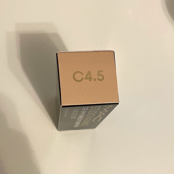 MAC Studio Radiance Serum Powdered Foundation C4.5 - Picture 3 of 4